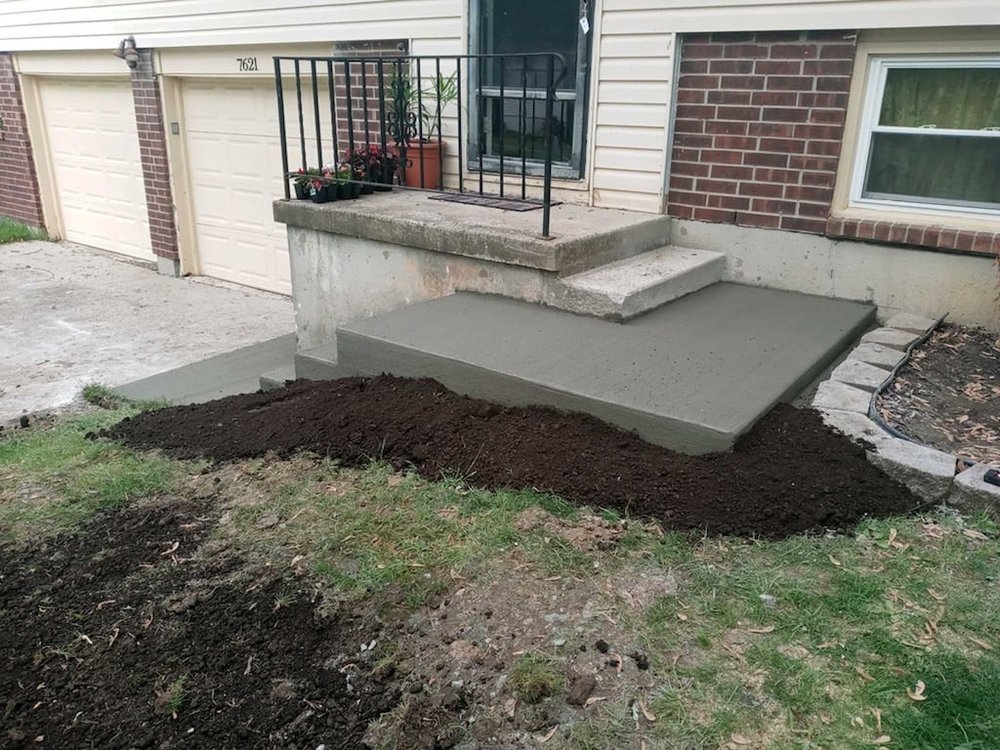 Concrete front entry steps at a residential home in Kansas City